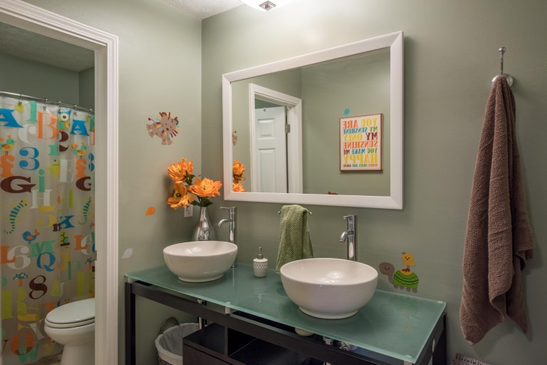 5341 Valley Ln E Hall Bath