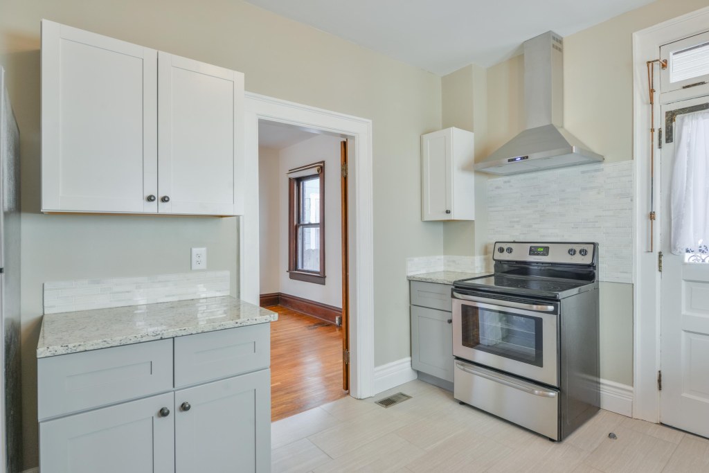 286 E Woodrow Avenue - Ceramic tile floor