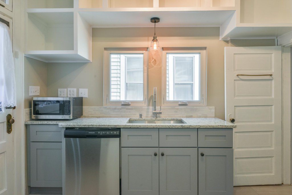 286 E Woodrow Avenue - Soft close cabinets