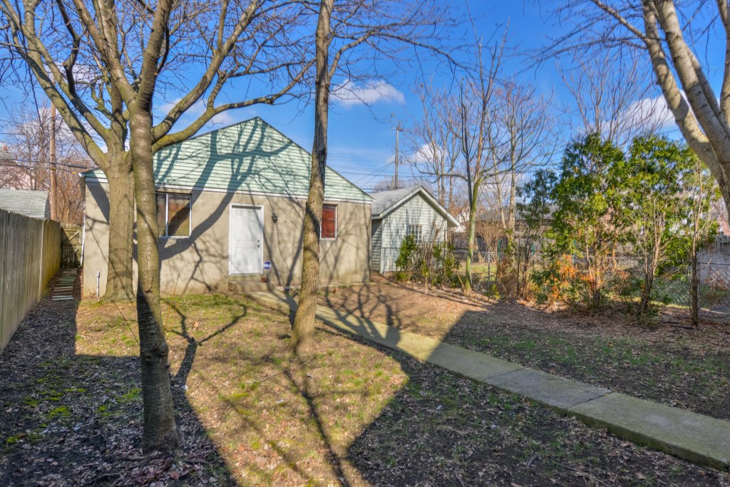 286 E Woodrow Avenue - Large, fenced back yard